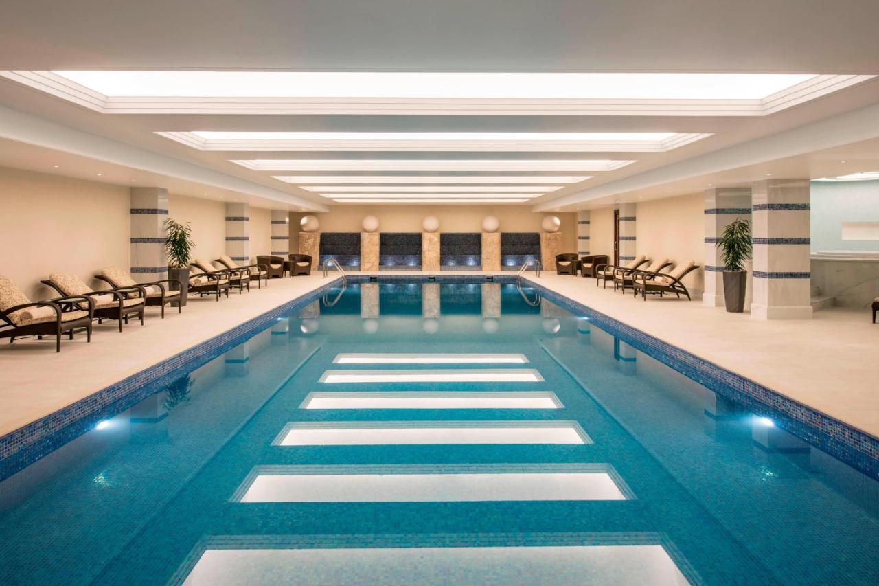 Sheraton Oman Hotel Маскат Экстерьер фото The swimming pool at the Four Seasons Hotel