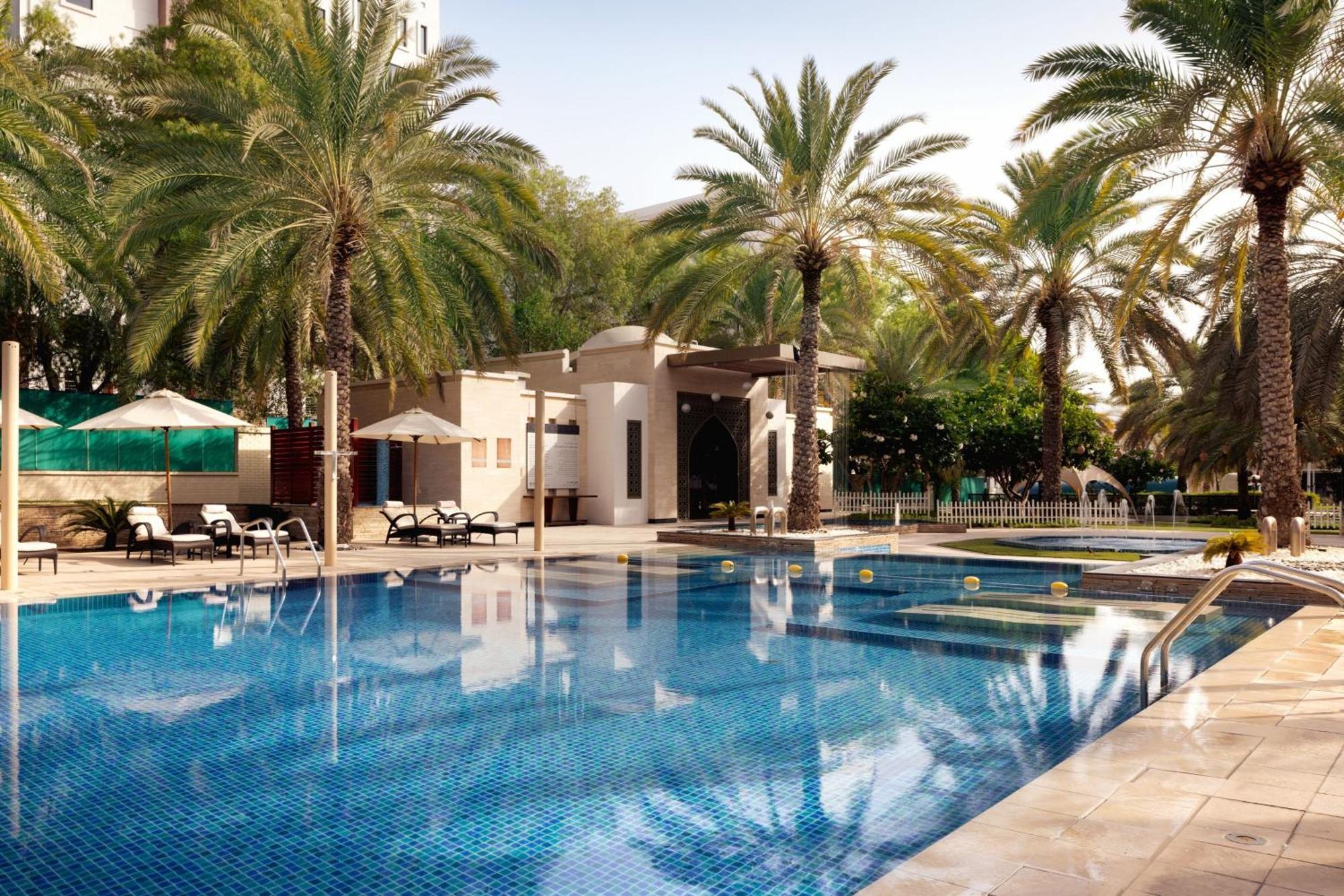 Sheraton Oman Hotel Маскат Экстерьер фото The swimming pool at the Jumeirah Creekside
