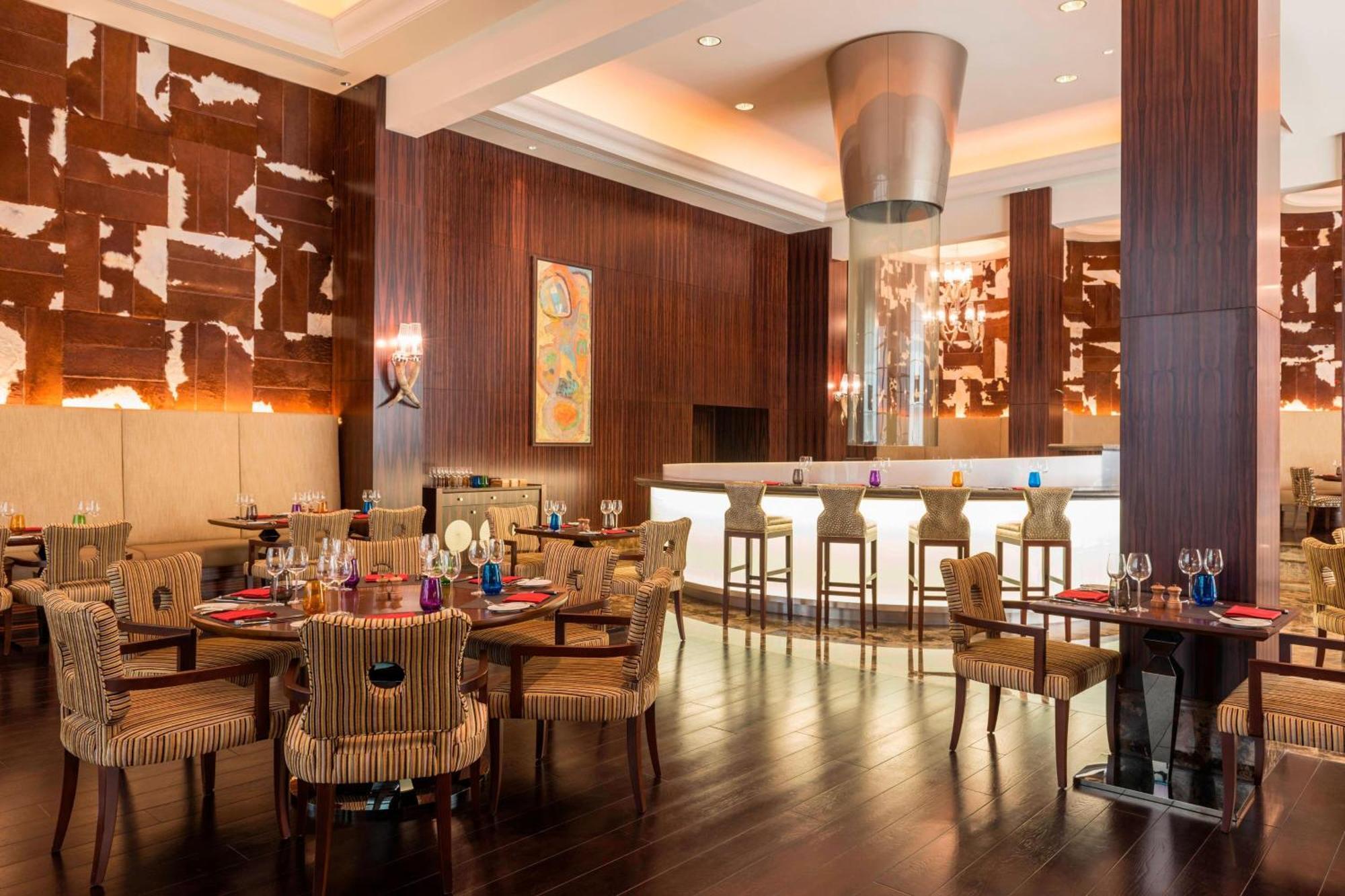 Sheraton Oman Hotel Маскат Экстерьер фото The restaurant