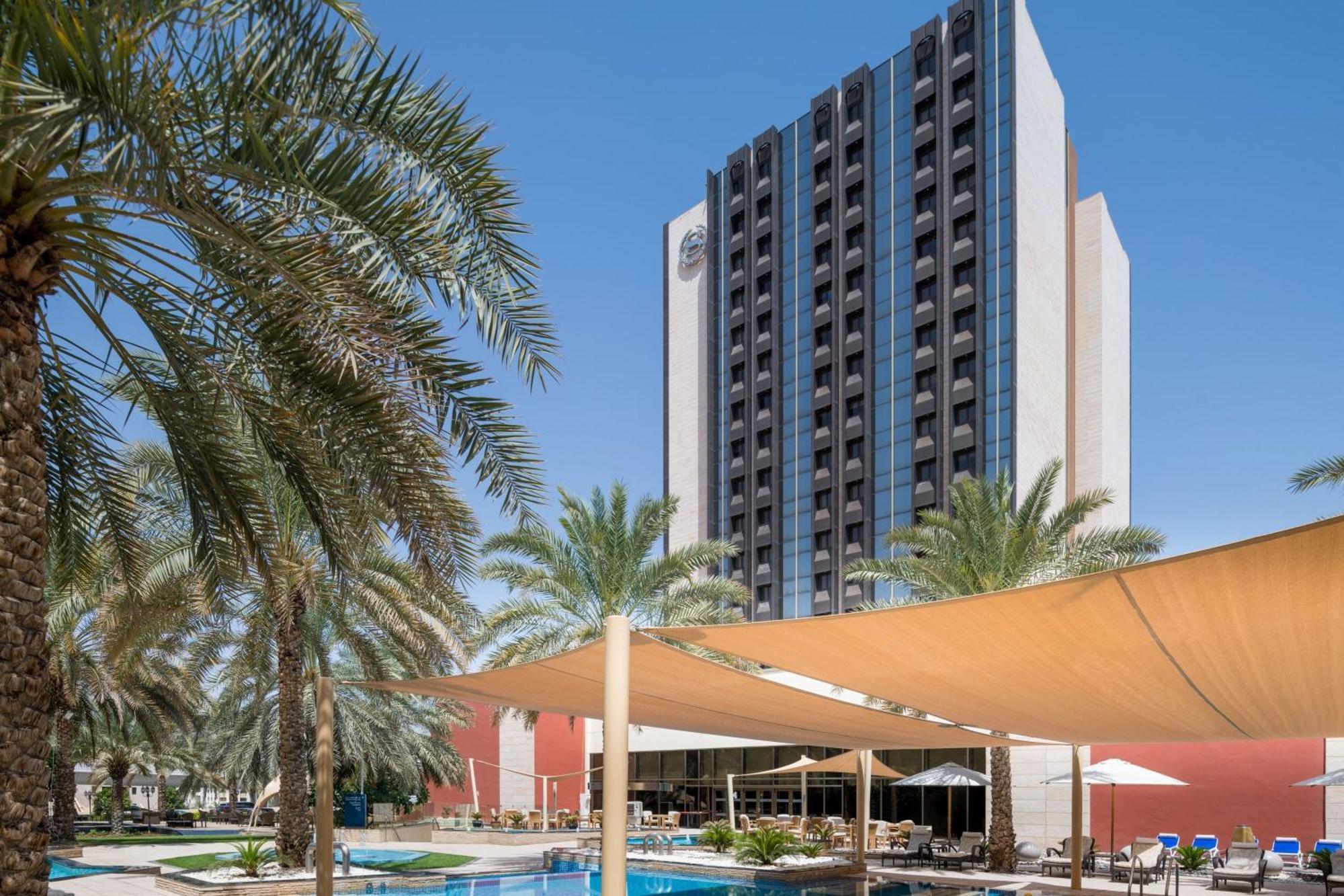 Sheraton Oman Hotel Маскат Экстерьер фото The hotel's pool