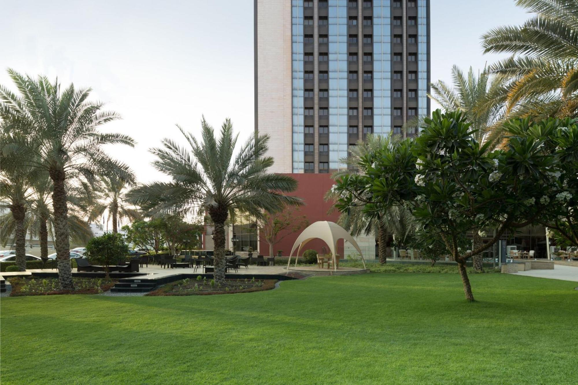Sheraton Oman Hotel Маскат Экстерьер фото University Campus